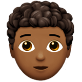 🧑🏾‍🦱 Erwachsener: Mitteldunkle Hautfarbe, Lockiges Haar Emoji von Apple