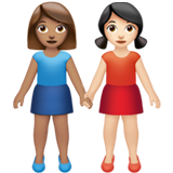 👩🏽‍🤝‍👩🏻 Händchen Haltende Frauen: Mittlere Hautfarbe, Helle Hautfarbe Emoji von Apple