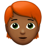 🧑🏾‍🦰 Erwachsener: Mitteldunkle Hautfarbe, Rotes Haar Emoji von Apple