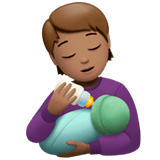 🧑🏽‍🍼 Personne Allaitant Un Bébé : Peau Légèrement Mate Emoji par Apple
