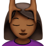 💆🏾‍♀️ Frau, Die Eine Kopfmassage Bekommt: Mitteldunkle Hautfarbe Emoji von Apple