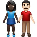 👩🏿‍🤝‍👨🏻 Mann Und Frau Halten Hände: Dunkle Hautfarbe, Helle Hautfarbe Emoji von Apple