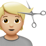 💇🏼 Personne Qui Se Fait Couper Les Cheveux : Peau Moyennement Claire Emoji par Apple