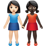 👩🏻‍🤝‍👩🏿 Händchen Haltende Frauen: Helle Hautfarbe, Dunkle Hautfarbe Emoji von Apple