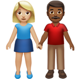 👩🏼‍🤝‍👨🏾 Femme Et Homme Se Tenant La Main : Peau Moyennement Claire Et Peau Mate Emoji par Apple