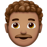 👨🏽‍🦱 Mann: Mittlere Hautfarbe, Lockiges Haar Emoji von Apple