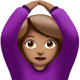 🙆🏽‍♀️ Frau Mit Händen Auf Dem Kopf: Mittlere Hautfarbe Emoji von Apple