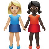 👩🏼‍🤝‍👩🏿 Deux Femmes Se Tenant La Main : Peau Moyennement Claire Et Peau Foncée Emoji par Apple