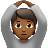 🙆🏾 Person Mit Händen Auf Dem Kopf: Mitteldunkle Hautfarbe Emoji von Apple