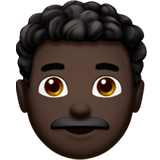 👨🏿‍🦱 Mann: Dunkle Hautfarbe, Lockiges Haar Emoji von Apple