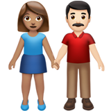 👩🏽‍🤝‍👨🏻 Femme Et Homme Se Tenant La Main : Peau Légèrement Mate Et Peau Claire Emoji par Apple