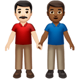 👨🏻‍🤝‍👨🏾 Deux Hommes Se Tenant La Main : Peau Claire Et Peau Mate Emoji par Apple