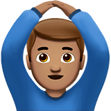 🙆🏽‍♂️ Mann Mit Händen Auf Dem Kopf: Mittlere Hautfarbe Emoji von Apple