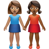 👩🏽‍🤝‍👩🏾 Händchen Haltende Frauen: Mittlere Hautfarbe, Mitteldunkle Hautfarbe Emoji von Apple