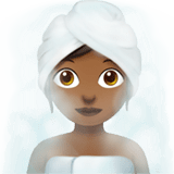 🧖🏾‍♀️ Frau in Dampfsauna: Mitteldunkle Hautfarbe Emoji von Apple