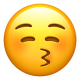 😚 Visage Faisant Un Bisou Avec Les Yeux Fermés Emoji par Apple