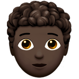 🧑🏿‍🦱 Erwachsener: Dunkle Hautfarbe, Lockiges Haar Emoji von Apple