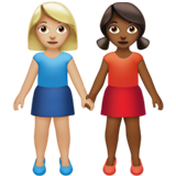 👩🏼‍🤝‍👩🏾 Deux Femmes Se Tenant La Main : Peau Moyennement Claire Et Peau Mate Emoji par Apple