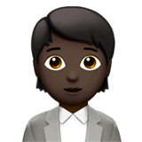 🧑🏿‍💼 Büroangestellte(r): Dunkle Hautfarbe Emoji von Apple